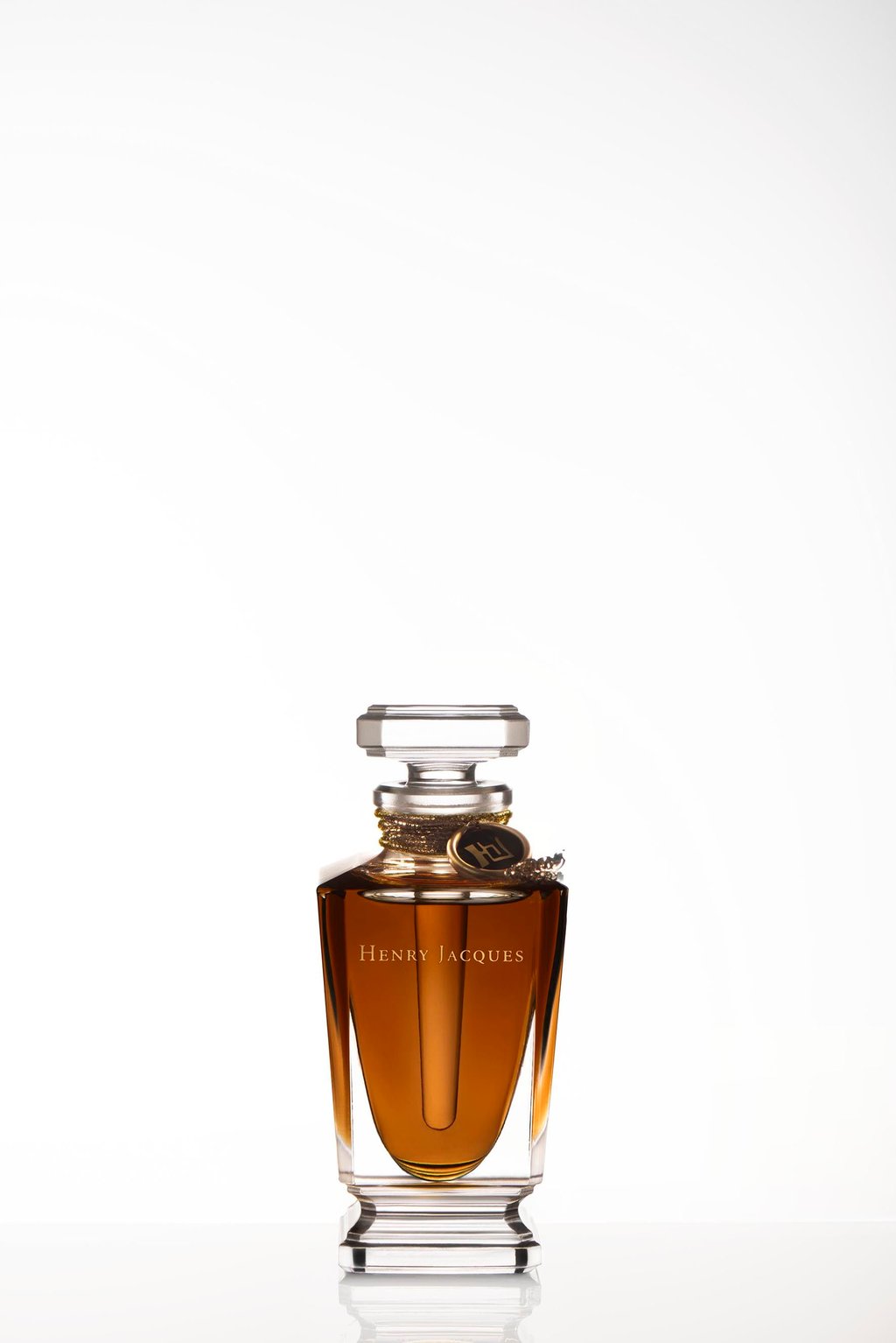 The mellow notes of amber and sandalwood are the highlight of Henry Jacques La Nuit de HJ