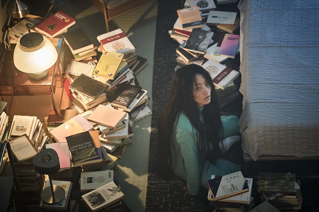 Hellbound 시즌 2의 스틸에서 돌아온 죄인 박정자 역을 맡은 김신록. 사진: Netflix