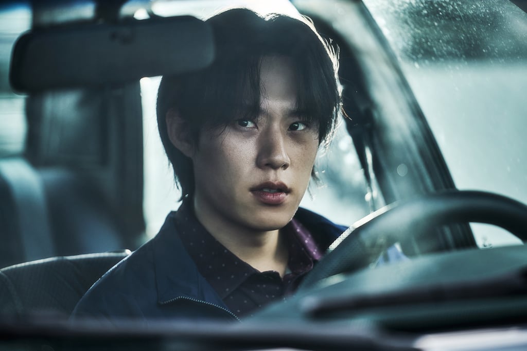 헬바운드 시즌 2의 스틸에서 뉴 트루스 창립자 정진수 역을 맡은 김성철. 사진: 넷플릭스