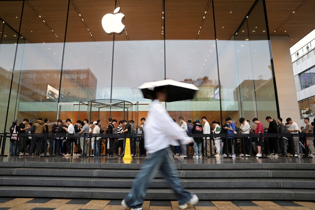 People line up outside an Apple store on a rainy day in Beijing as the new iPhone 16 series smartphones go on sale on September 20. Photo: Reuters People line up outside an Apple store on a rainy day in Beijing as the new iPhone 16 series smartphones go on sale on September 20. Photo: Reuters