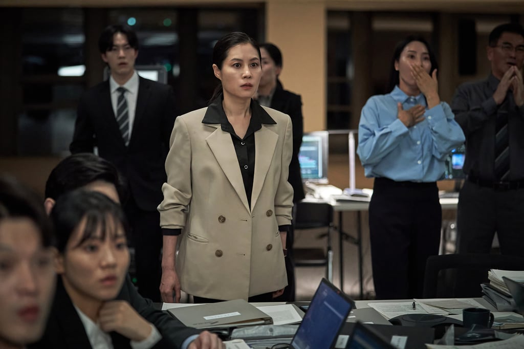 헬바운드 시즌 2 스틸에서 수석 비서 이수경 역을 맡은 문소리. 사진: 넷플릭스