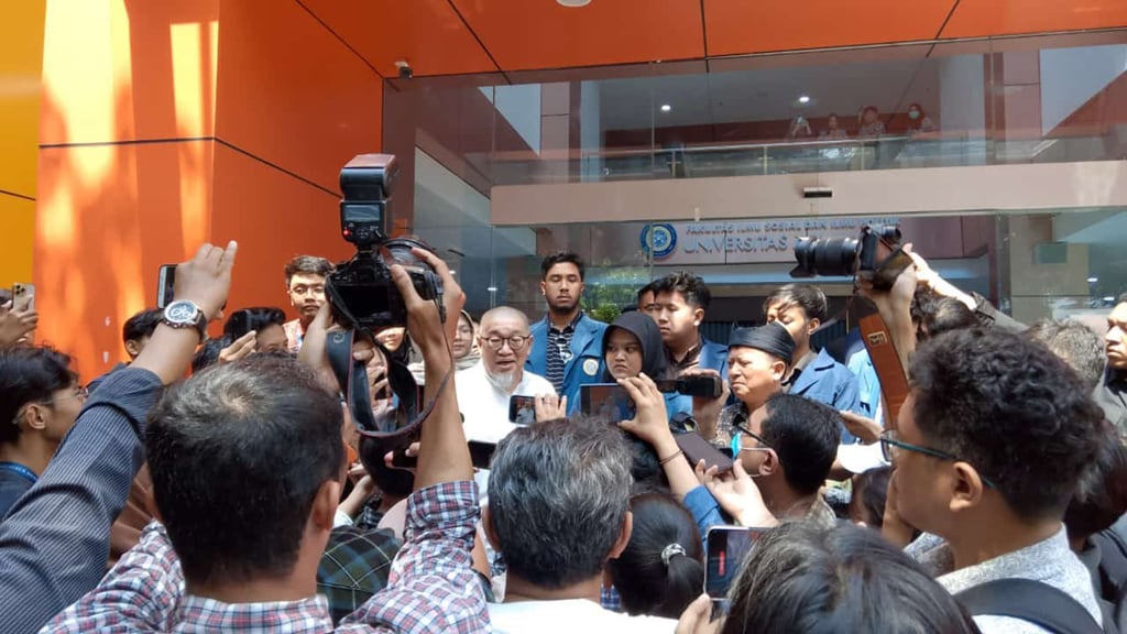 Bagong Suyanto, a dean from Surabaya’s Airlangga University (in white shirt), speaking about the suspension of three students over a banner critical of President Prabowo Subianto and Vice-President Gibran Rakabuming Raka. Photo: Tuffahati Ullayyah Bachtiar