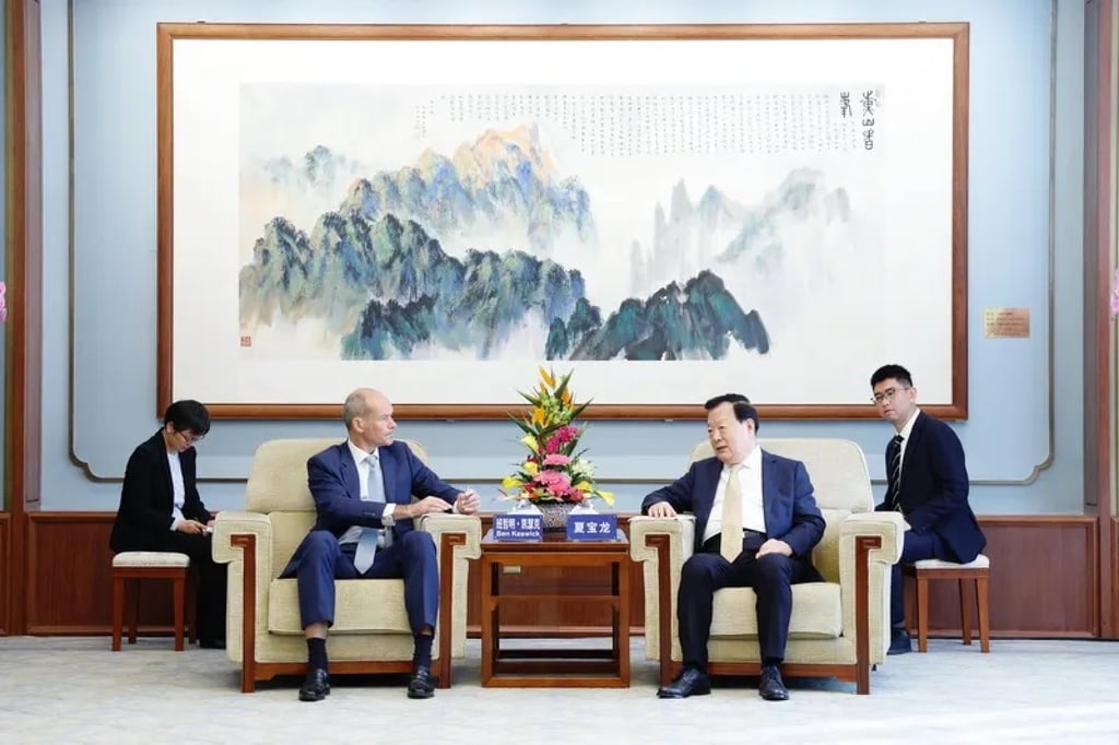 Jardine Matheson’s executive chairman Ben Keswick (left) meets Xia Baolong, the director of the Hong Kong and Macau Affairs Office, in Beijing on October 28. Photo: Liaison Office