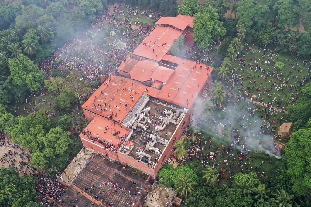 An aerial view shows anti-government protesters storming Ganabhaban palace on August 5. Photo: AFP