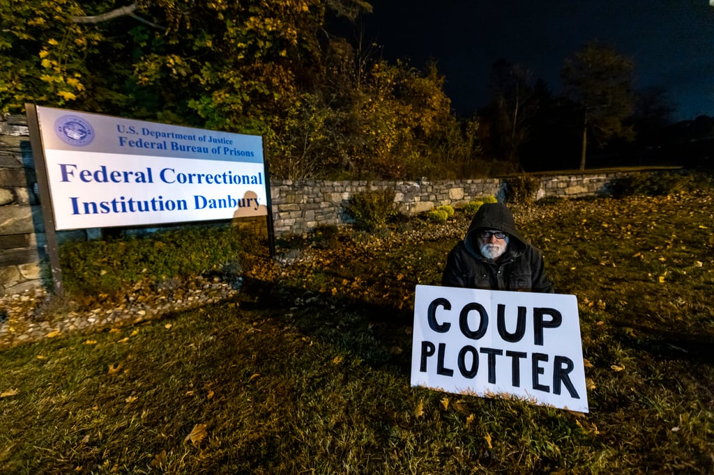 Activist Bill Christeson waits for Steve Bannon’s departure from the Federal Correctional Institution Danbury in Connecticut on Tuesday. Photo: AP