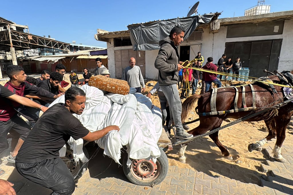 Palestinians transport bodies ahead of their funeral in Beit Lahia, in the northern Gaza Strip. Photo: AFP