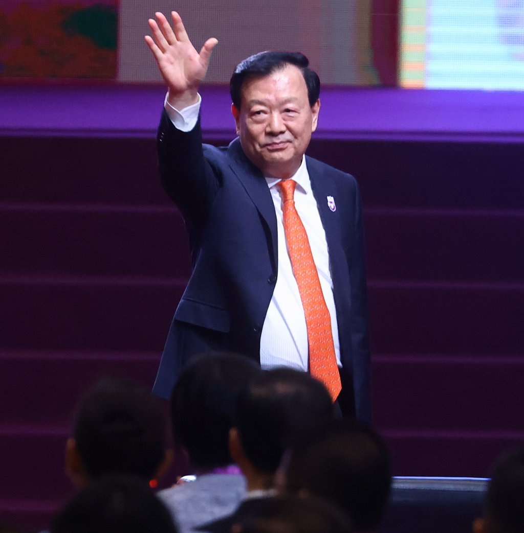 Xia Baolong praised the companies for their long-term support of Hong Kong. Photo: Dickson Lee