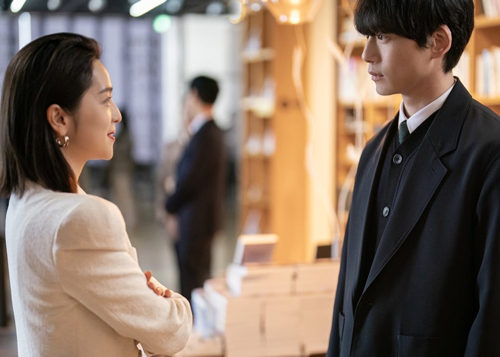 '사랑 이후에 오는 것'의 스틸컷에서 편집자 칸나 코바야시 역을 맡은 안나 나카무라와 사카구치 켄타로.