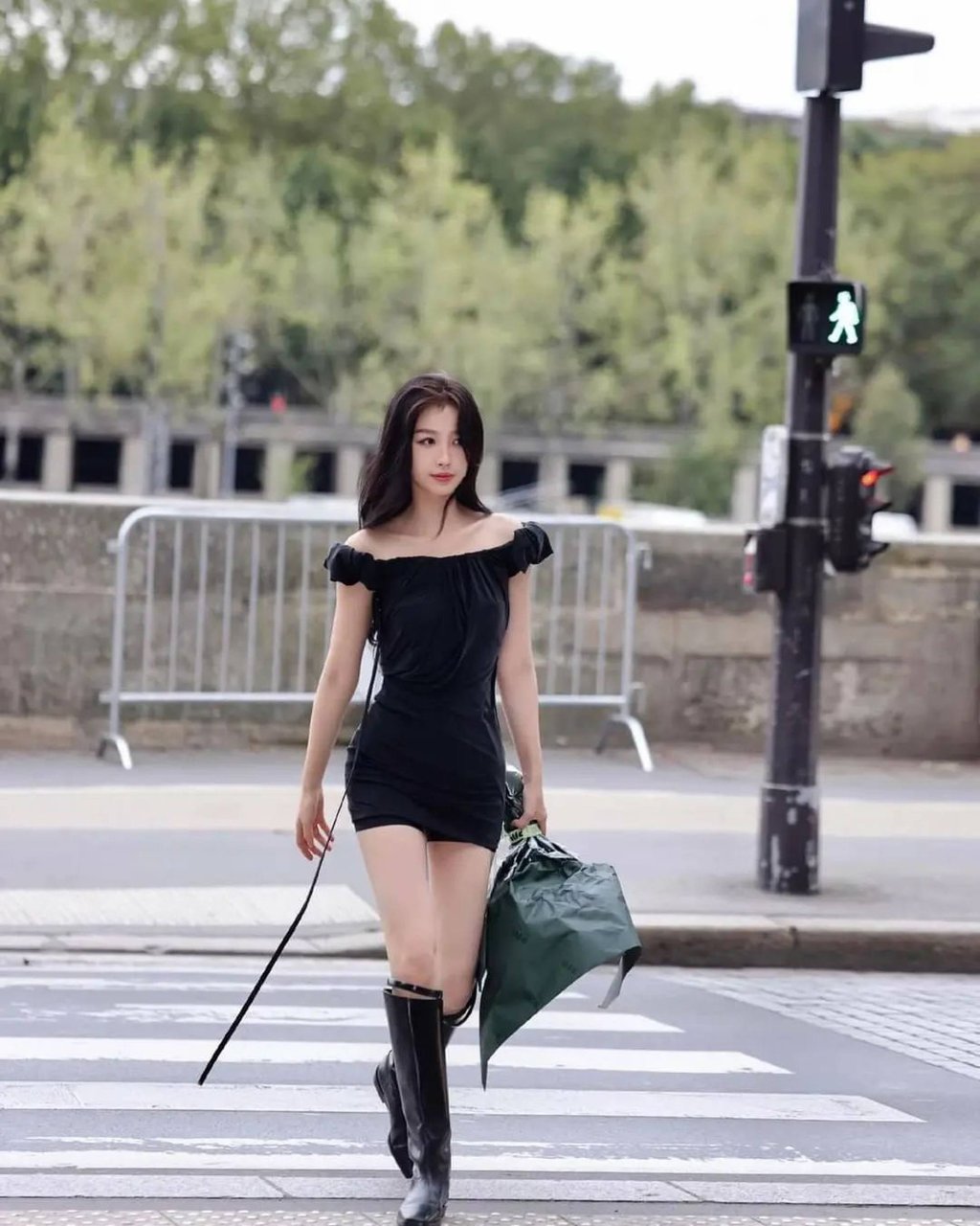 Actress Esther Yu Shuxin has never been pedestrian about her fashion choices. Photo: Instagram/@estheryu.u