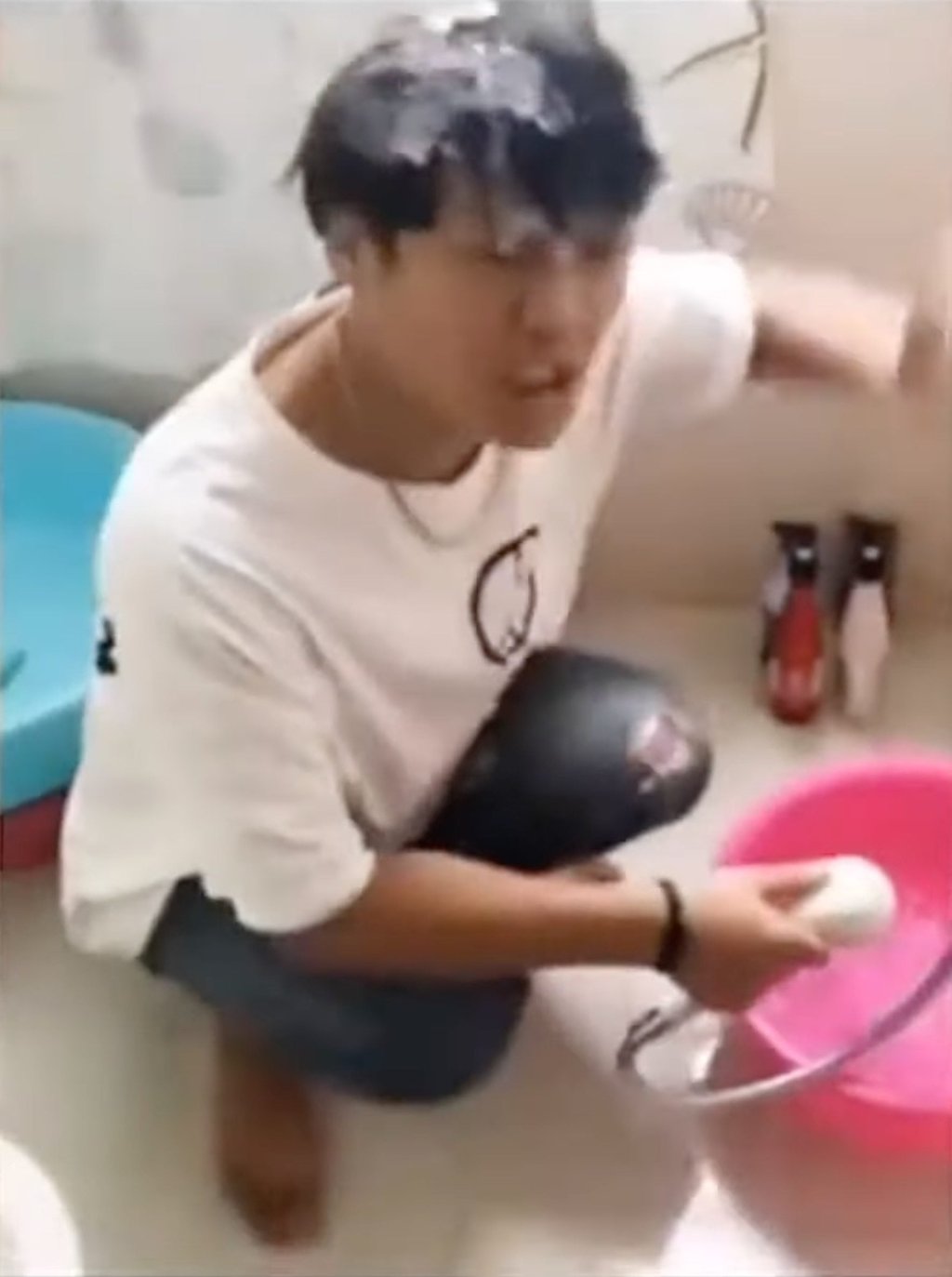 Before becoming known as Crazy Xiaoyangge, Zhang Qingyang, above, gained fame with his unique and “crazy” comic sales style. Photo: YouTube Before becoming known as Crazy Xiaoyangge, Zhang Qingyang, above, gained fame with his unique and “crazy” comic sales style. Photo: YouTube