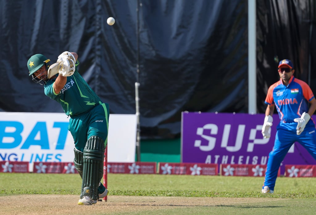 Muhammad Akhlaq did his best to salvage something from the Pakistan innings. Photo: Dickson Lee