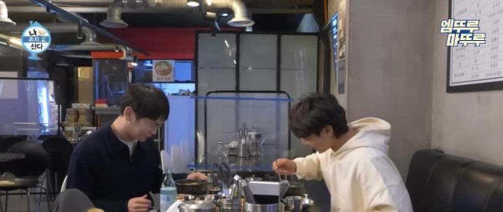 샤이니 멤버 키(왼쪽)와 민호가 MBC 리얼리티 프로그램 '나 혼자 산다'에서 소주를 마시고 있다. 사진: 유튜브