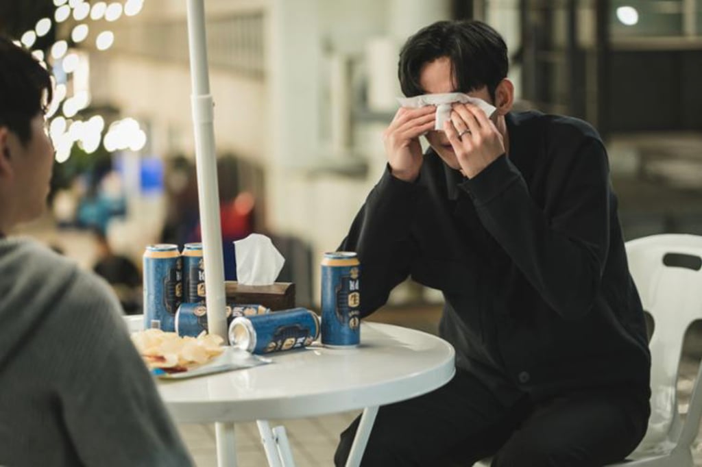 인기 K-드라마 시리즈 눈물의 여왕의 한 장면에서 주인공 백현우(김수현)가 맥주를 마시며 마음을 터놓는 모습이 나온다. 사진: tvN 제공