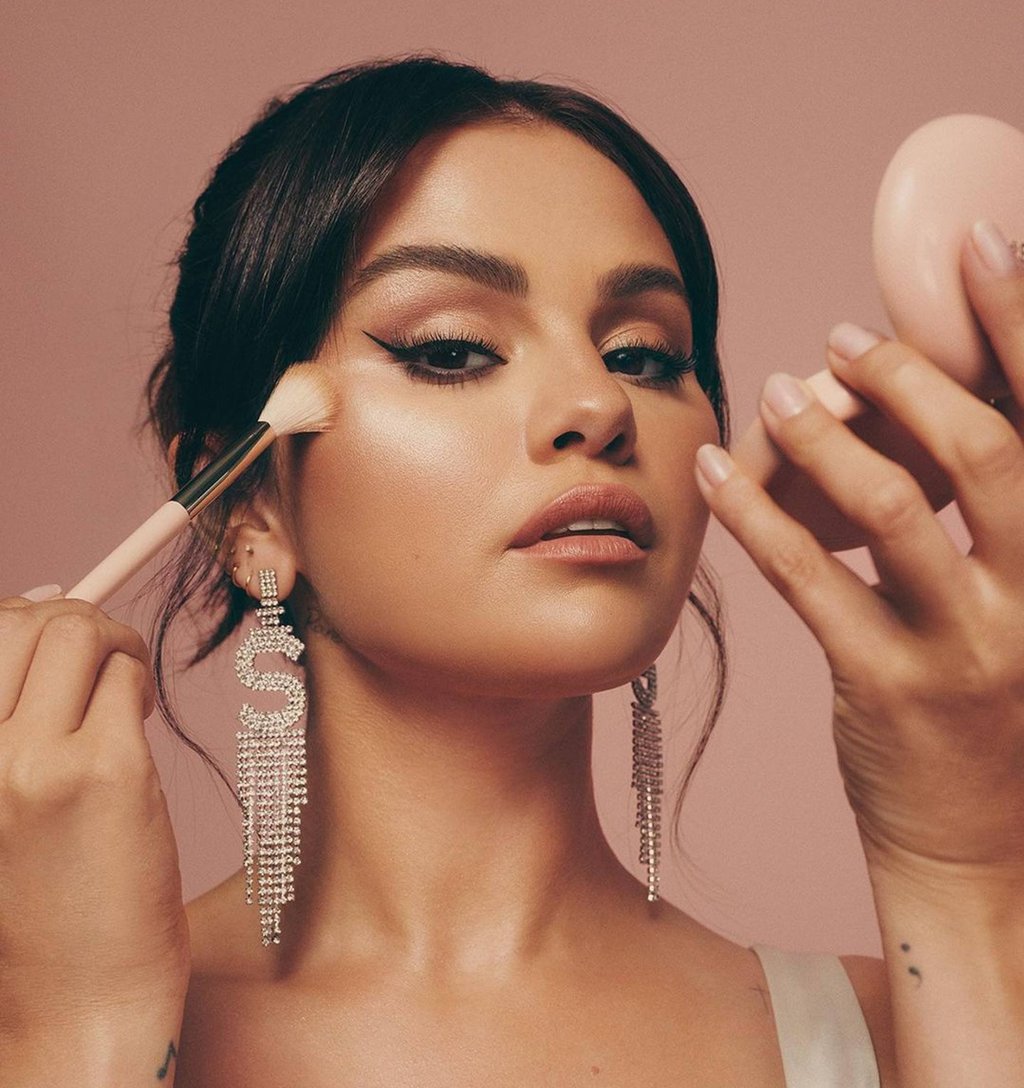 Selon certaines informations, Selena Gomez a lancé sa marque Rare Beauty pendant la pandémie de 2020, et à peine un an plus tard, elle avait déjà généré 60 millions de dollars de revenus. Photo : @selenagomez/Instagram Selon certaines informations, Selena Gomez a lancé sa marque Rare Beauty pendant la pandémie de 2020, et à peine un an plus tard, elle avait déjà généré 60 millions de dollars de revenus. Photo : @selenagomez/Instagram