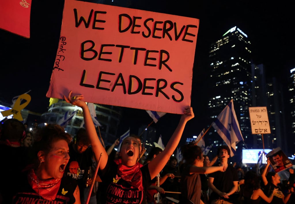 Israelis demonstrate in Tel Aviv after Prime Minister Benjamin Netanyahu sacked his defence minister on Tuesday. Photo: Reuters Israelis demonstrate in Tel Aviv after Prime Minister Benjamin Netanyahu sacked his defence minister on Tuesday. Photo: Reuters