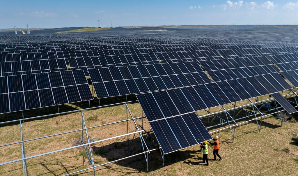 Workers set up photovoltaic panels at a clean energy industrial estate in Lingwu, Ningxia Hui autonomous region, on August 20. Photo: Xinhua