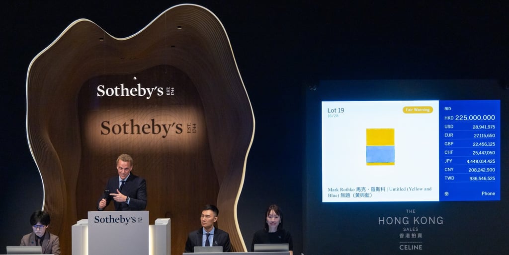 Alex Branczik (second left), Sotheby’s chairman and head of modern and contemporary art for Europe, auctions Mark Rothko’s Untitled (Yellow and Blue) during Sotheby’s Modern & Contemporary Evening Auction at Sotheby’s Maison in Hong Kong on November 11, 2024. Photo: Sotheby’s Alex Branczik (second left), Sotheby’s chairman and head of modern and contemporary art for Europe, auctions Mark Rothko’s Untitled (Yellow and Blue) during Sotheby’s Modern & Contemporary Evening Auction at Sotheby’s Maison in Hong Kong on November 11, 2024. Photo: Sotheby’s