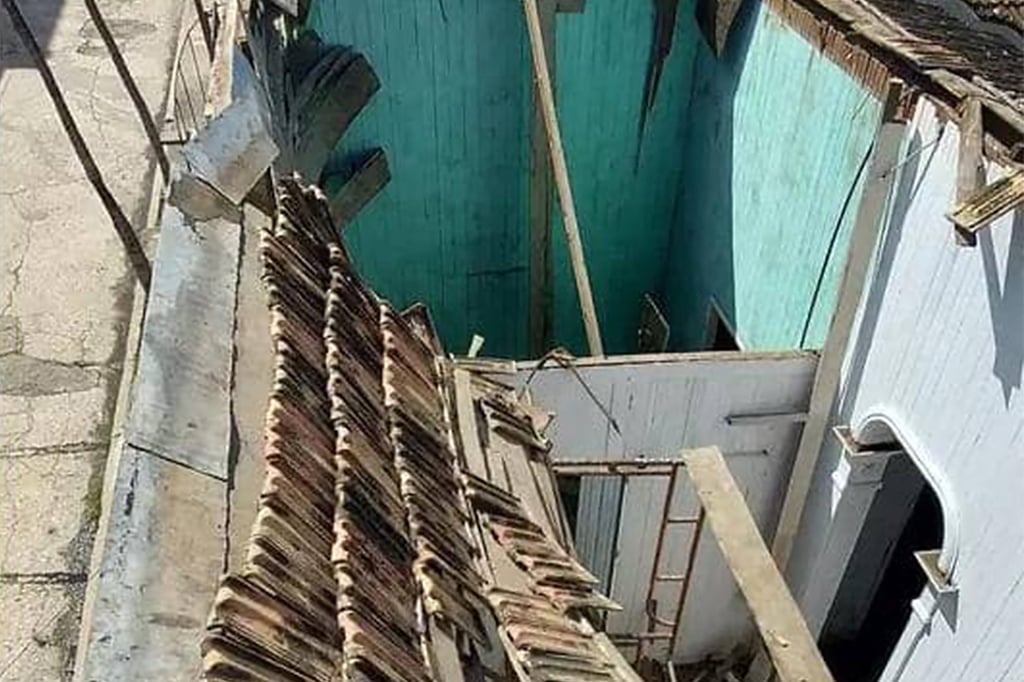 Damage to a house after earthquakes in Santiago de Cuba on Sunday. Photo: Cuba’s Meteorological Institute / AFP Damage to a house after earthquakes in Santiago de Cuba on Sunday. Photo: Cuba’s Meteorological Institute / AFP