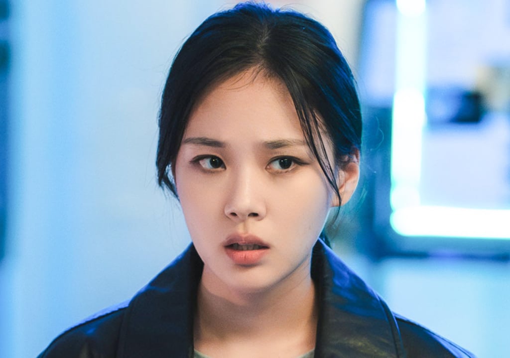 열혈사제 시즌 2의 한 장면에서 경찰관 구자영 역을 맡은 비비.