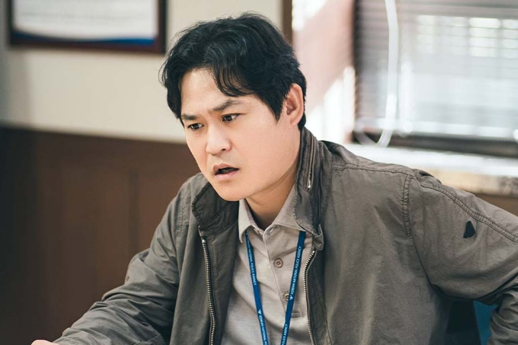 열혈사제 시즌 2의 스틸컷에서 구대영 형사 역을 맡은 김성균.