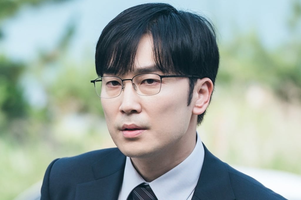열혈사제 시즌 2의 한 장면에서 부산 검사 남두헌 역을 맡은 서현우.