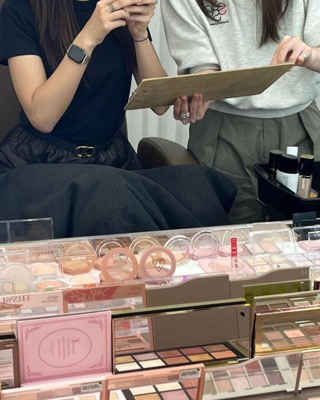 A visitor at Neu Haus, a make-up studio in Seoul, takes a photo of a list of beauty tips. Photo: courtesy of Kim Han-sol A visitor at Neu Haus, a make-up studio in Seoul, takes a photo of a list of beauty tips. Photo: courtesy of Kim Han-sol