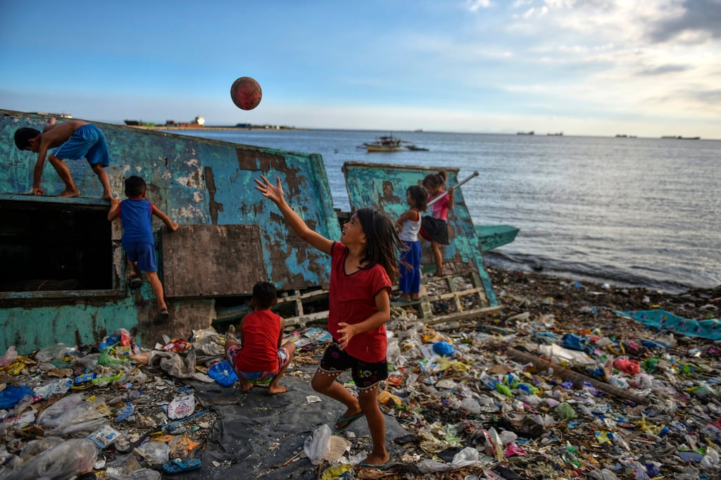 Children play on a plastic-waste-filled beach in Manila, Philippines. Photo: Getty Images Children play on a plastic-waste-filled beach in Manila, Philippines. Photo: Getty Images