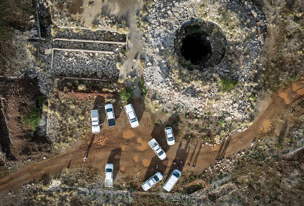 An aerial view of the mine shaft in Stilfontein, where an estimated 4,000 illegal miners are trapped. Photo: ap An aerial view of the mine shaft in Stilfontein, where an estimated 4,000 illegal miners are trapped. Photo: ap