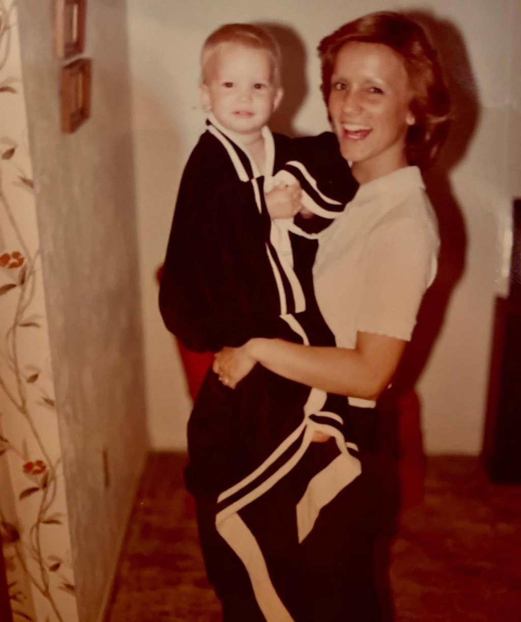 A young Jessica Simpson with her mum Tina, who married at the age of 18. Photo: @jessicasimpson/Instagram A young Jessica Simpson with her mum Tina, who married at the age of 18. Photo: @jessicasimpson/Instagram