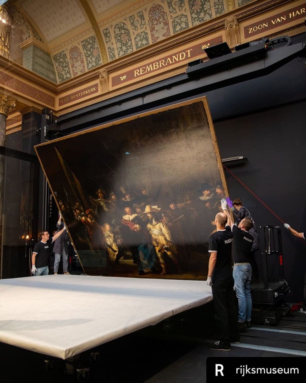 The Operation Night Watch team at the Rijksmuseum lowers the painting before treatment begins. Photo: Instagram/western_art_scene The Operation Night Watch team at the Rijksmuseum lowers the painting before treatment begins. Photo: Instagram/western_art_scene