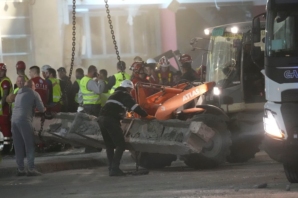 Rescuers search for victims after an outdoor roof collapsed at a train station in Novi Sad, Serbia on November 1. Photo: AP Rescuers search for victims after an outdoor roof collapsed at a train station in Novi Sad, Serbia on November 1. Photo: AP