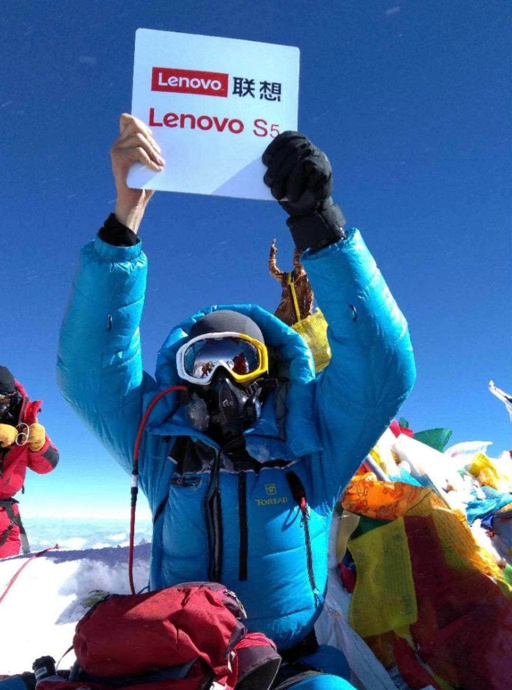 Lawrence Yu, general manager of Lenovo Retail Solutions, leads Lenovo to success in his ascent of Everest. Photo: Lenovo