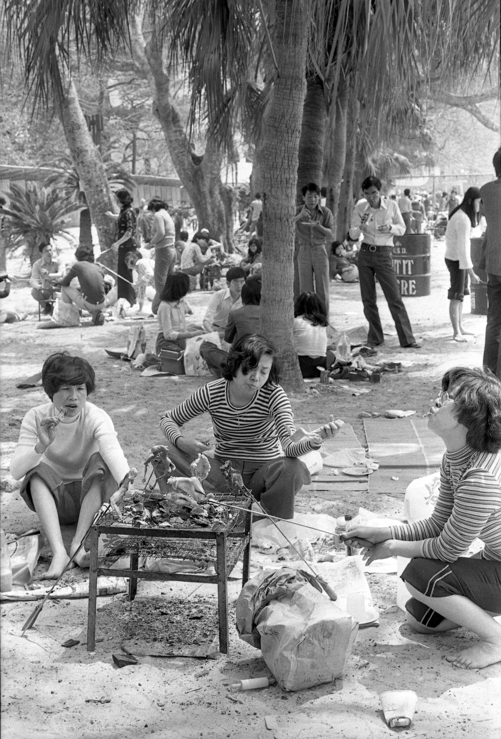 Sunny weather lures thousands of picnickers outdoors to enjoy a barbecue in Repulse Bay, Hong Kong, in 1977. Photo: SCMP Sunny weather lures thousands of picnickers outdoors to enjoy a barbecue in Repulse Bay, Hong Kong, in 1977. Photo: SCMP