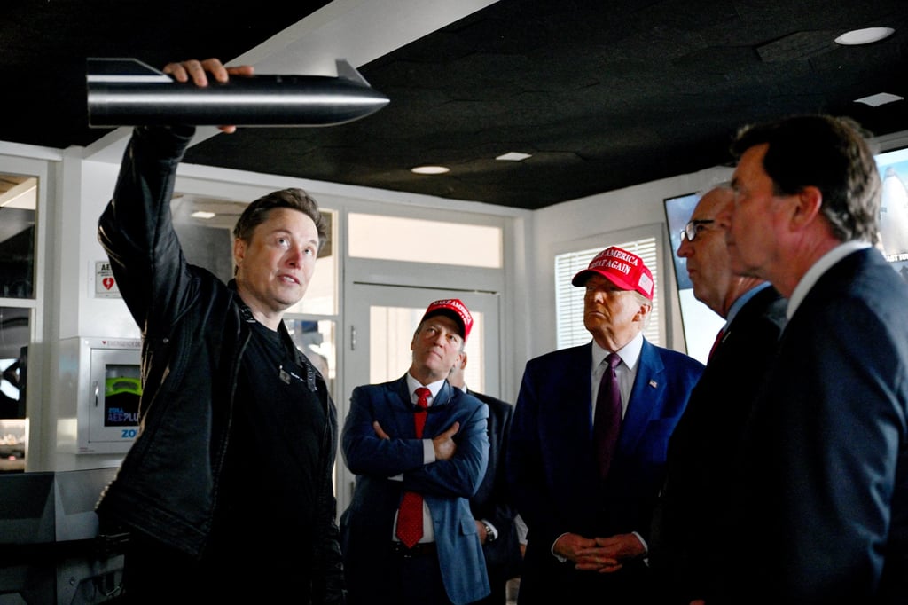 Elon Musk gives a tour to US President-elect Donald Trump of the control room before the launch. Photo: Reuters Elon Musk gives a tour to US President-elect Donald Trump of the control room before the launch. Photo: Reuters