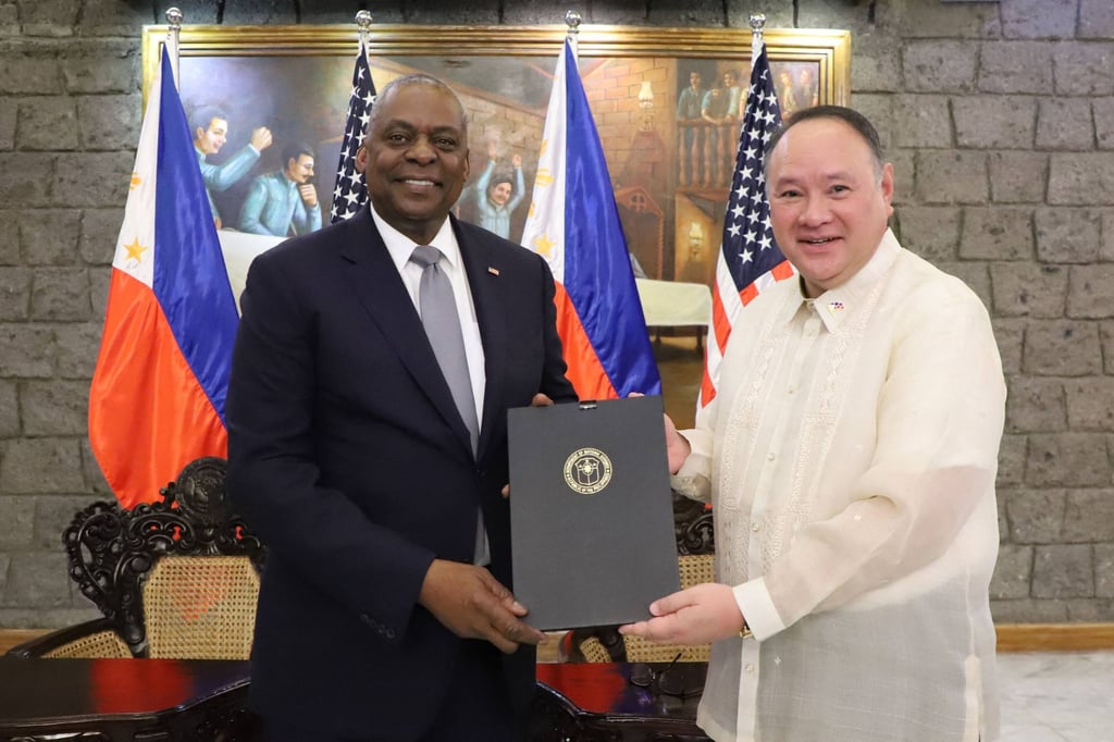 US Secretary of Defense Lloyd Austin (left) and Philippine Defence Secretary Gilberto signed an agreement on November 18 on sharing classified military information and technology. Photo: Philippine Department of National Defense/AFP