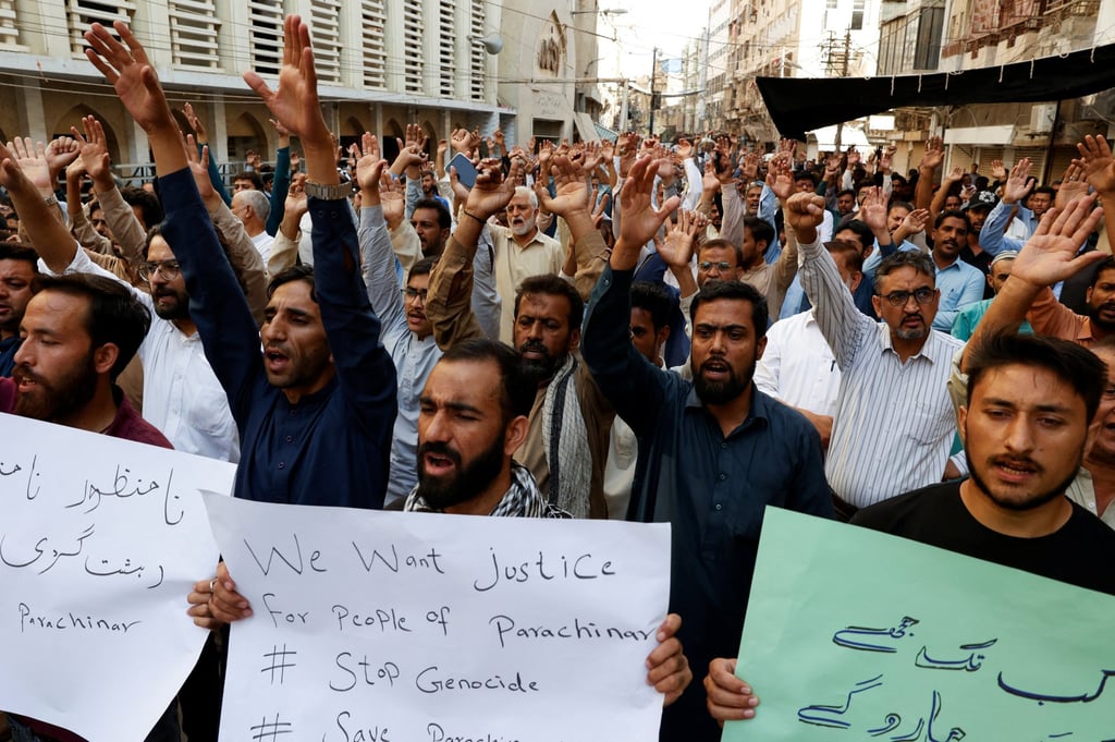 Pakistani Shiite Muslim supporters in the city of Karachi condemn the killings of people shot dead after gunmen opened fire on buses in the mountain town of Parachinar. Photo: Reuters