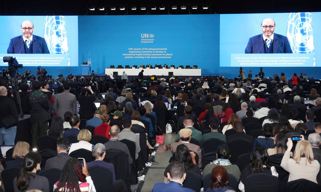 Chair of the International Negotiating Committee, Luis Vayas Valdivieso, addresses the opening session in Busan. Photo: AP