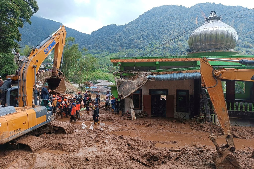 Rescuers search for missing people. Photo: AP Rescuers search for missing people. Photo: AP