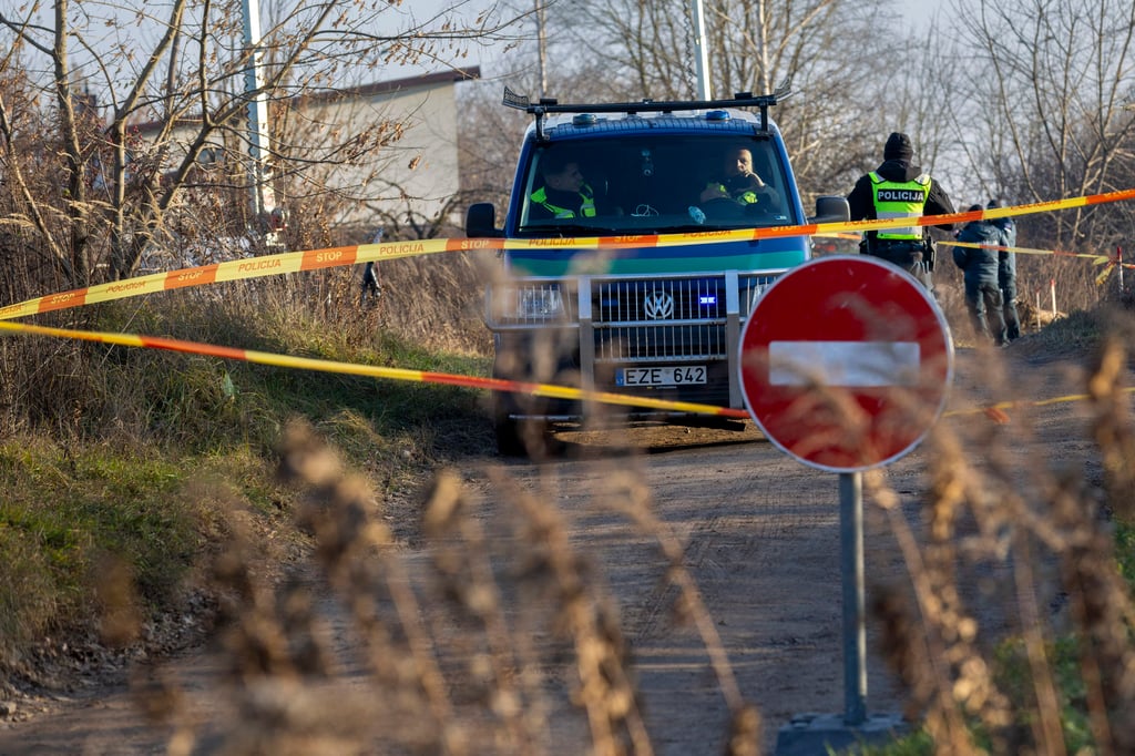 Lithuanian police block the road as investigators work at the site where a DHL cargo plane crashed into a house near Vilnius, Lithuania, on November 26. Photo: AP Lithuanian police block the road as investigators work at the site where a DHL cargo plane crashed into a house near Vilnius, Lithuania, on November 26. Photo: AP