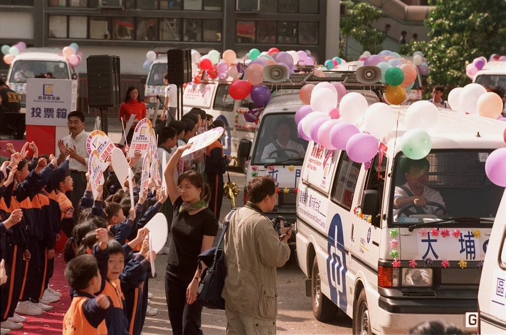 Launching ceremony of the voting publicity vans at Kwun Tong District Branch offices carpark on November 27, 1999. Photo: Wan Kam-yan Launching ceremony of the voting publicity vans at Kwun Tong District Branch offices carpark on November 27, 1999. Photo: Wan Kam-yan