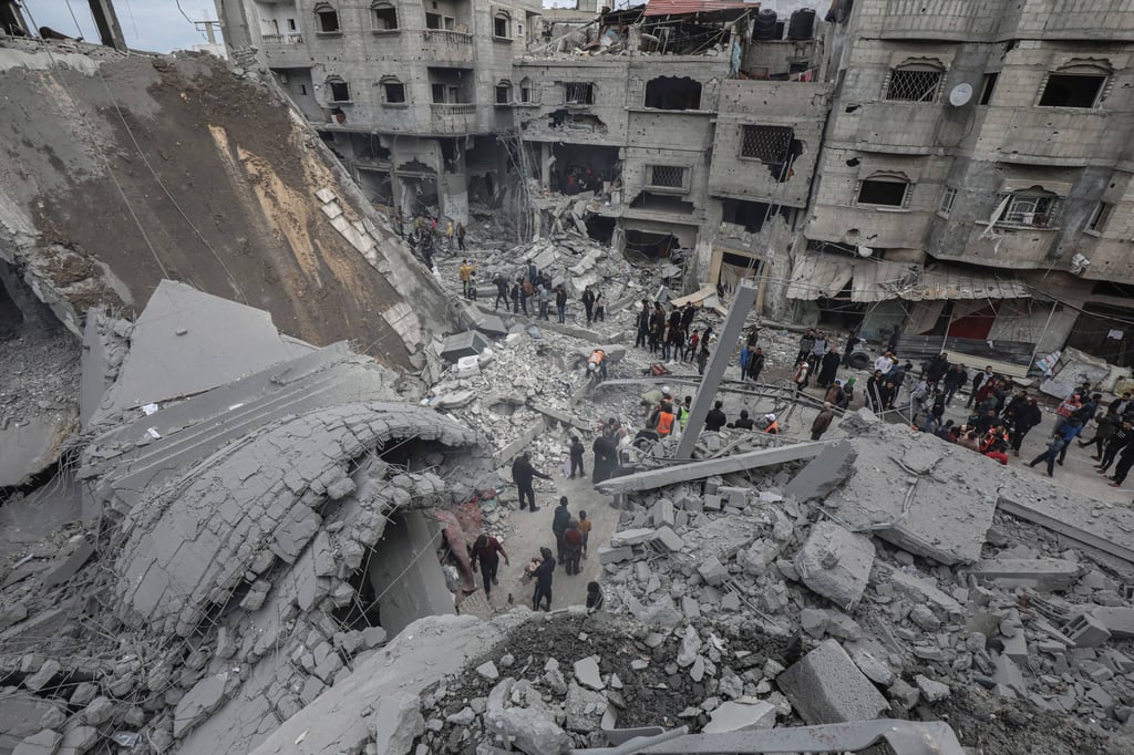 Palestinians inspect the al-Qassam mosque and surrounding buildings in central Gaza. Photo: dpa Palestinians inspect the al-Qassam mosque and surrounding buildings in central Gaza. Photo: dpa