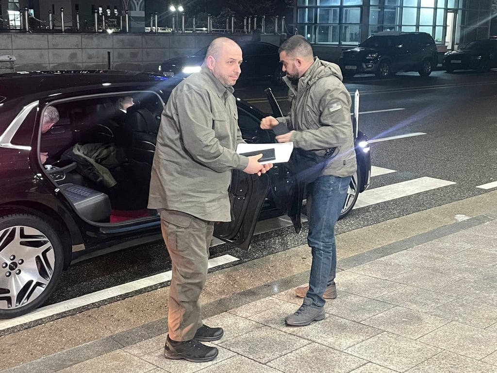 Ukraine’s Defence Minister Rustem Umerov (left) arrives at South Korea’s defence ministry in Seoul on Wednesday. Photo: AP Ukraine’s Defence Minister Rustem Umerov (left) arrives at South Korea’s defence ministry in Seoul on Wednesday. Photo: AP