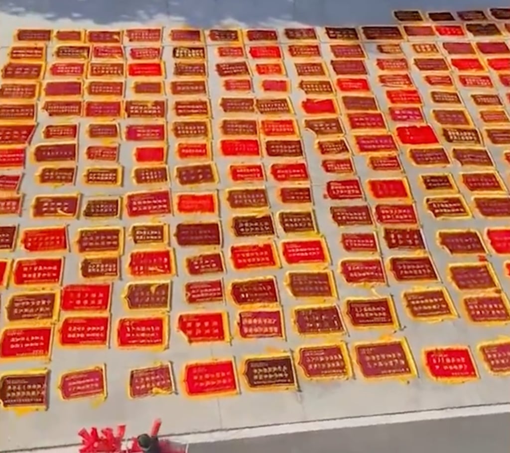 Before moving to a city office, Shang displayed over 300 banners outside to appreciate the families who had shown their gratitude. Photo: Weibo