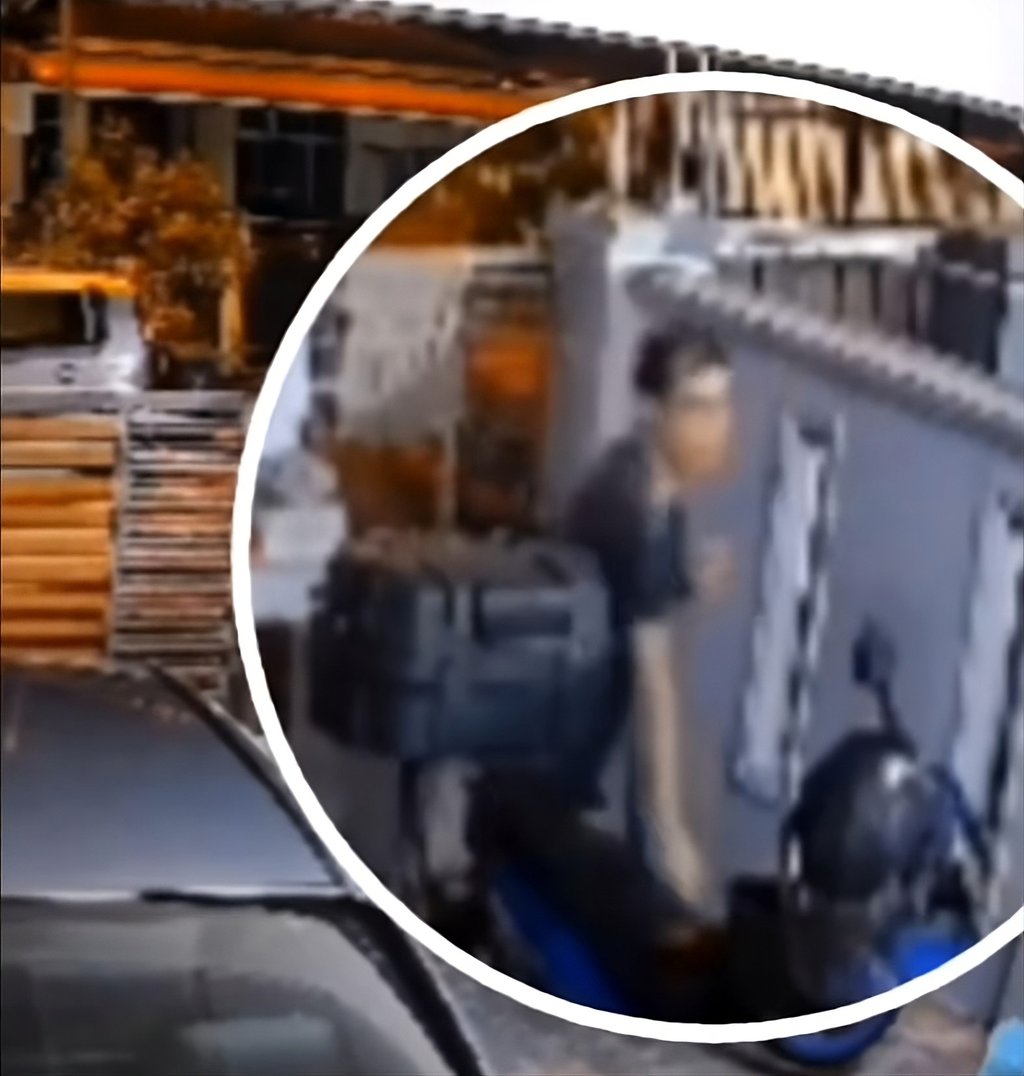 A suspected underwear thief is caught on surveillance video after scaling the outer wall of a property in Bukit Indah, Johor. Photo: Facebook/jackson.chong.963