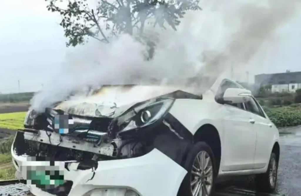 Tong, the trailer’s driver, and firefighters put out the blaze using at least a tonne of water. Photo: Baidu Tong, the trailer’s driver, and firefighters put out the blaze using at least a tonne of water. Photo: Baidu