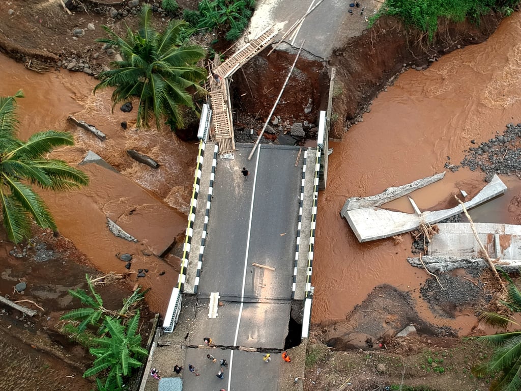 An aerial drone photo taken on Saturday shows a bridge damaged by floods at Cisarakan village in Indonesia’s West Java province. Photo: Xinhua An aerial drone photo taken on Saturday shows a bridge damaged by floods at Cisarakan village in Indonesia’s West Java province. Photo: Xinhua