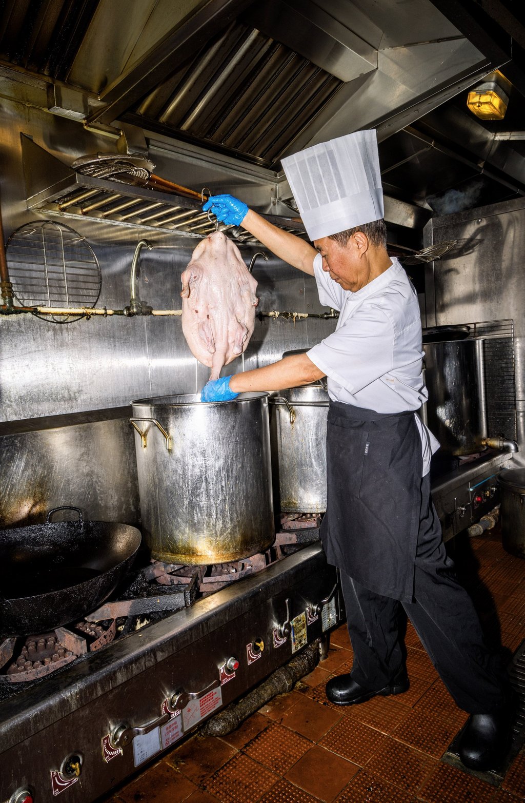 Prepping a roast goose at Kamcentre Roast Goose, at the South China Athletics Association in Causeway Bay. Photo: Jocelyn Tam