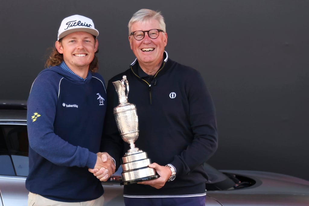 Martin Slumbers (right), presenting the Claret Jug to Australian Cameron Smith, who won the 2022 British Open. Photo: AP Martin Slumbers (right), presenting the Claret Jug to Australian Cameron Smith, who won the 2022 British Open. Photo: AP