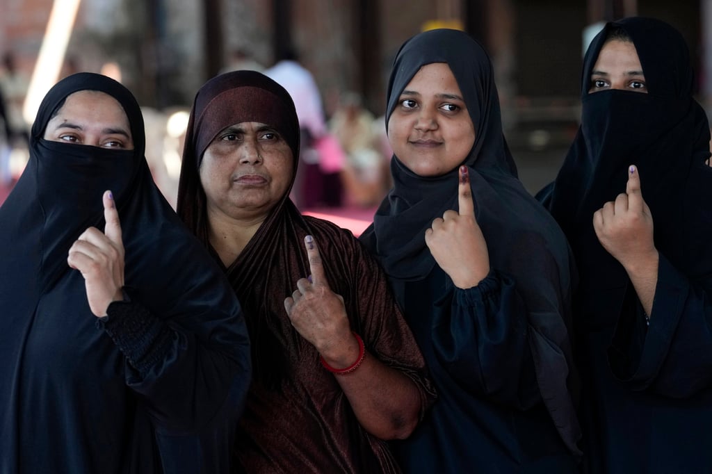 Indian Muslim women show their ink marked fingers after casting their votes during Maharashtra state assembly elections in Mumbai, India on November 20. Photo: AP Indian Muslim women show their ink marked fingers after casting their votes during Maharashtra state assembly elections in Mumbai, India on November 20. Photo: AP