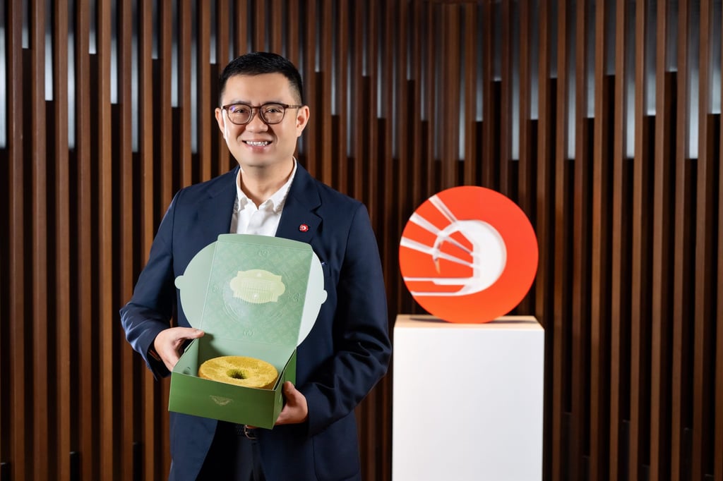 Sunny Quek, head of Global Consumer Financial Services at OCBC, displays the famous Singaporean pandan cake to customers in Hong Kong. Sunny Quek, head of Global Consumer Financial Services at OCBC, displays the famous Singaporean pandan cake to customers in Hong Kong.